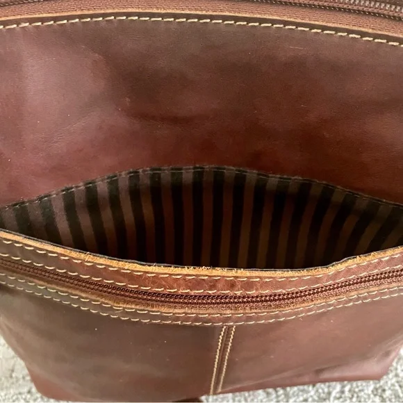 Jack Georges voyager brown leather cross body bag. Adjustable strap. Like New! - Picture 5 of 8